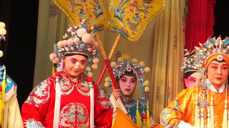 上党梆子剧团下乡演出《打龙袍》台下看戏的