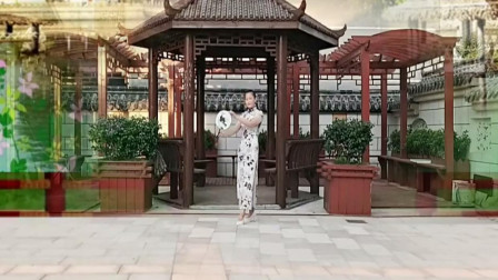 广场舞《水墨雪》中老年旗袍走秀 团扇舞组