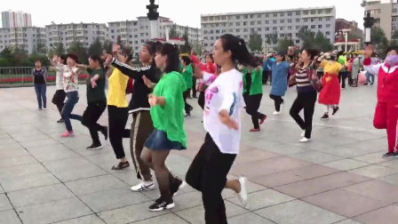 一曲民间小调《叫一声二奶奶》这鬼步舞跳的