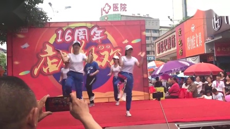 大叔辣妈齐跳时尚广场舞《三十出头》下载