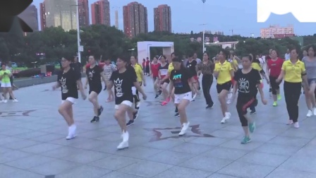 公园辣妈舞团齐跳时尚广场舞《想你的情歌》下载