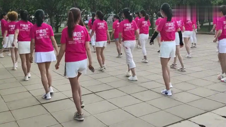 辣妈们齐跳广场舞《一晃就老了》 舞步妖娆动人 歌曲好听动感下载