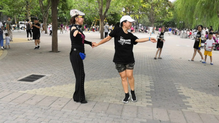陶然亭河畔双人水兵舞《草原情歌》歌曲好听 明儿老师舞步柔美下载