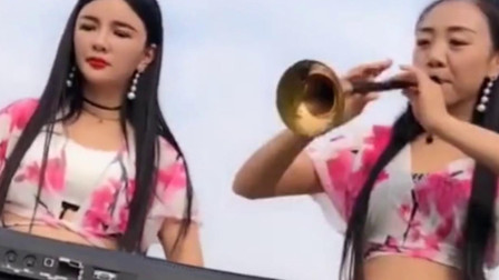美女唢呐吹奏一曲《真的好想你》闺蜜电子琴