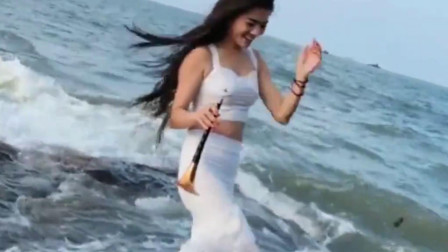 漂亮美女吹唢呐一曲《九妹》吹得好嗨 别有