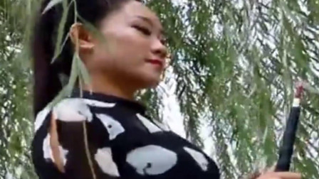 美女唢呐激情吹奏《十五的月亮》听得陶醉想