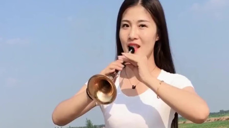 姑娘用唢呐演奏《粉红色的回忆》再现经典 