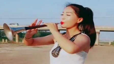 美女用唢呐演奏《九妹》DJ版节奏感很强 值