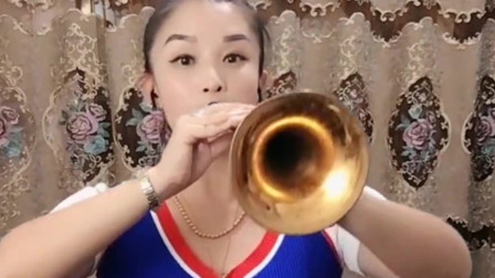 美女演奏唢呐《人间第一情》经典老歌 回味