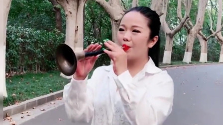 美女用唢呐演奏《小白杨》熟悉的曲调 吹出