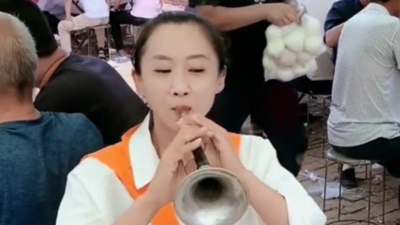 美女唢呐吹奏《人生旅途》十分精彩 值得一