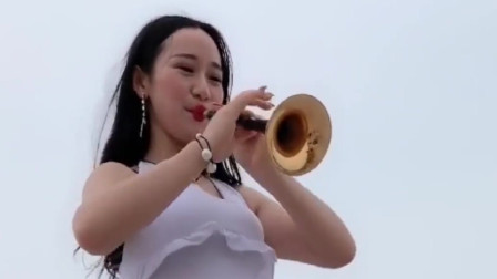 美女唢呐演奏《猪八戒背媳妇》可爱俏皮太好