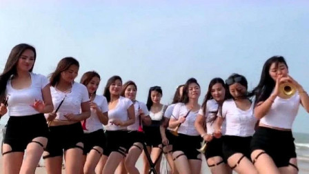 美女吹着海风练习唢呐《惜别的海岸》熟悉的