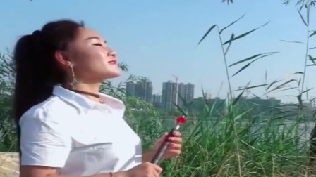 姑娘唢呐吹奏军旅歌曲《小白杨》吹出了豪迈
