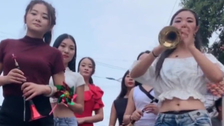 唢呐姑娘们合奏《白龙马》真是别具一格 太