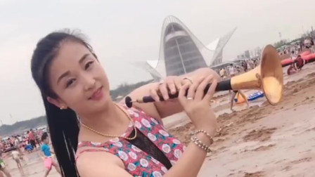 美女用唢呐演奏《童年》旋律轻快 太好听了