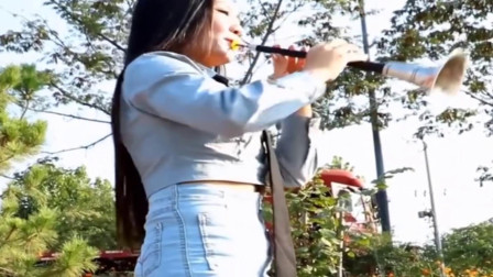 女歌手唢呐激情吹奏《三月三》听得人心醉还