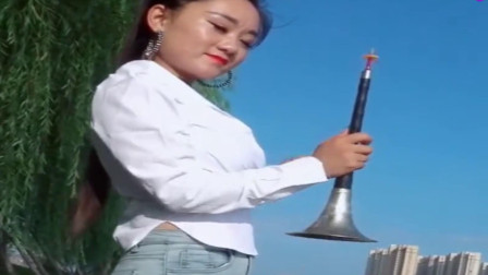 女歌手用唢呐吹奏一曲《康定情歌》很喜欢这