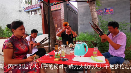 帅哥唢呐演奏《赵铁贤哭坟》打梆子的姐姐太