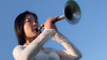 美女演奏唢呐版《女儿情》声音婉转 好听极