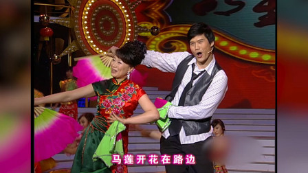 二人转《打花名》朱晓琳和陆遥表演 观众热