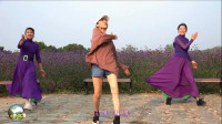 最新广场舞减肥健身操《狂浪》三位美女在花