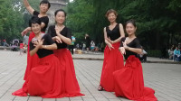 北京玲珑塔广场舞《小小新娘花》优美抒情32