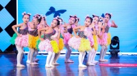 幼儿园集体舞蹈《咯吱咯吱我》