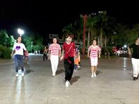 5人版广场舞《心上人》旋律动听舞姿优美
