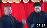门还立着