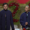 爸爸跟阿姨逗着玩呢