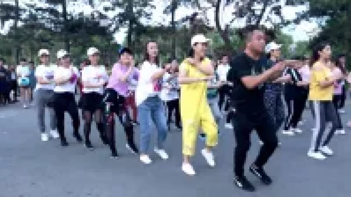广场舞《一晃就老了》简单的慢摇摆跨16步